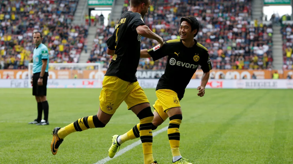 Fotbalisté Dortmundu se radují z gólu do sítě Augsburgu
