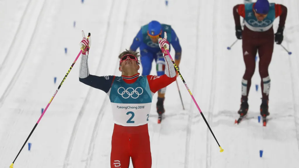 Nor Johannes Hösflot Klaebo se raduje po vítězství ve sprintu