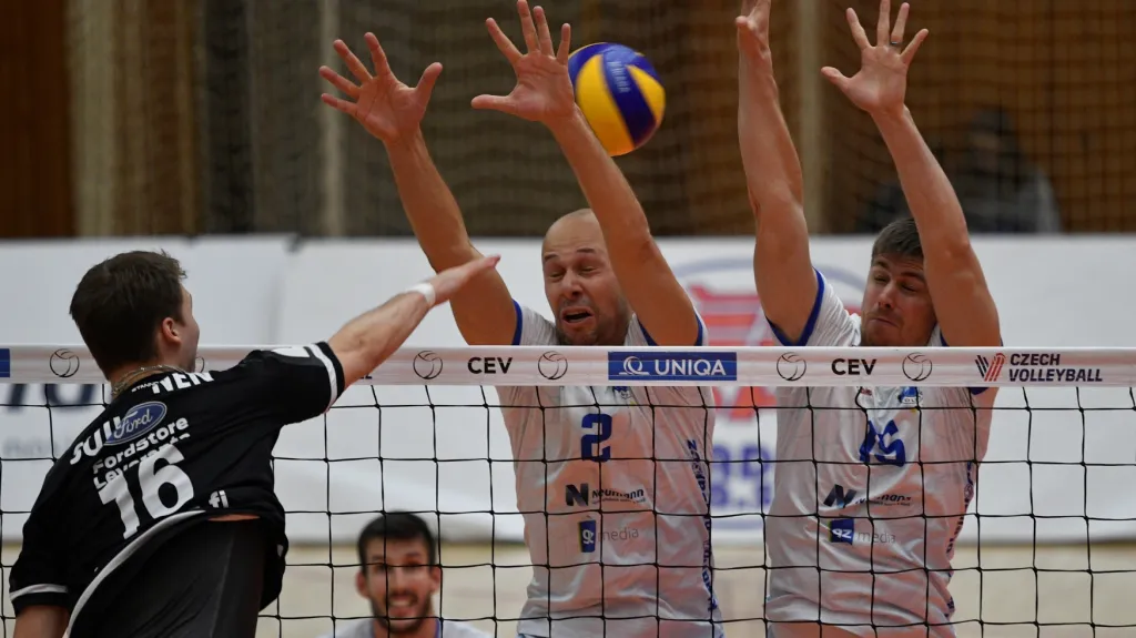 Kladenský dvojblok Miloslav Marel a Vladimír Sobotka proti Niko Suihkonenovi