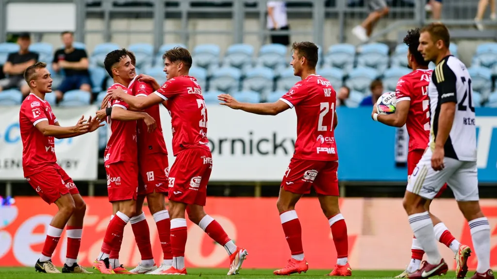 Fotbalisté Pardubic se radují z gólu v Českých Budějovicích