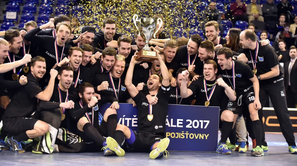 Florbalisté Mladé Boleslavi s trofejí po vítězství nad Vítkovicemi