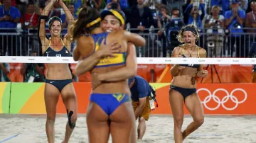 Radost obou dvojic po závěrečném míči finále