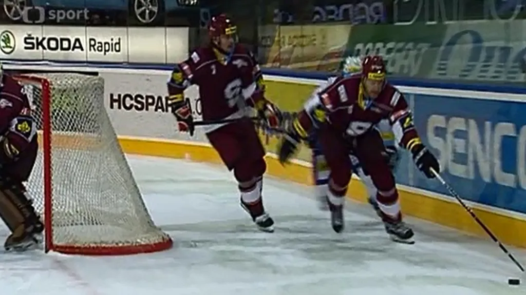 Útočník Komety Jakub Svoboda dostal distanc za bodnutí špičkou hole