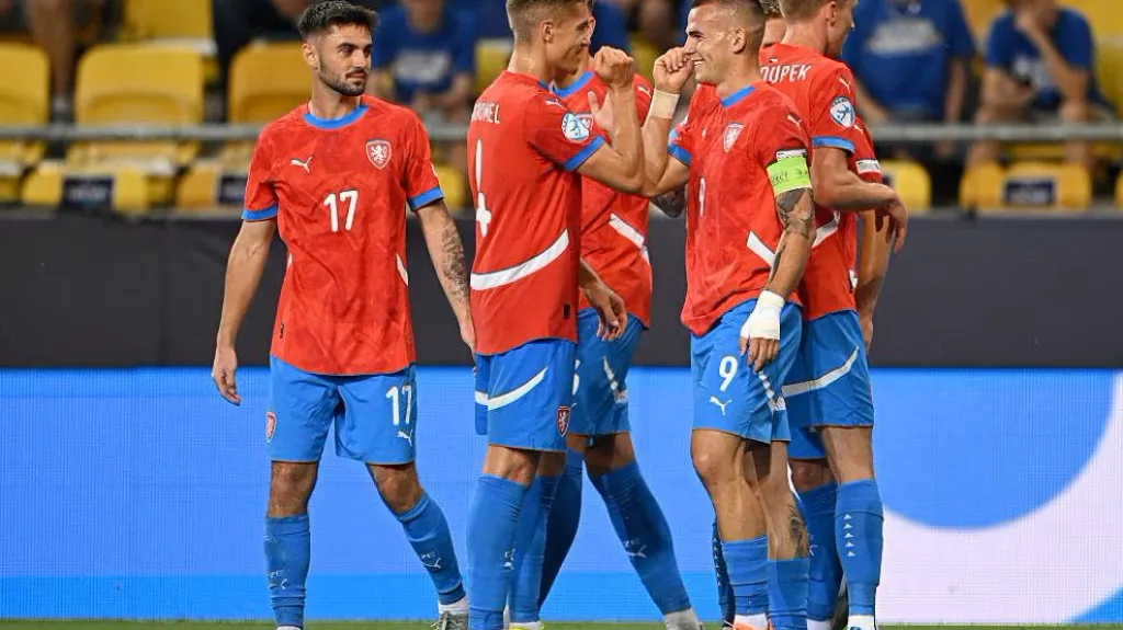 Čeští hráči slaví gól proti Slovinsku