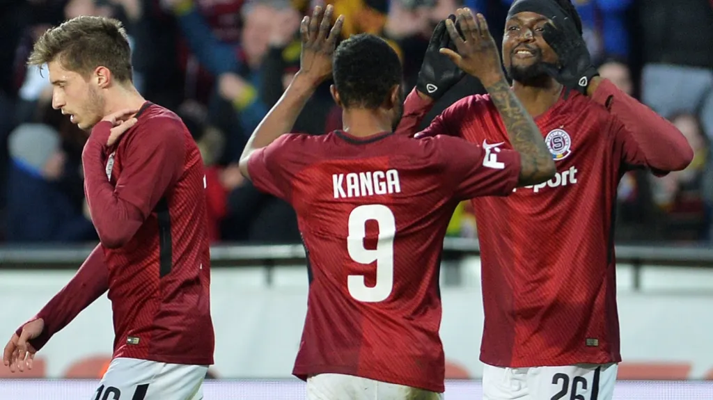 Sparťané se radují. Zleva Michal Sáček, Guélor Kanga a Costa