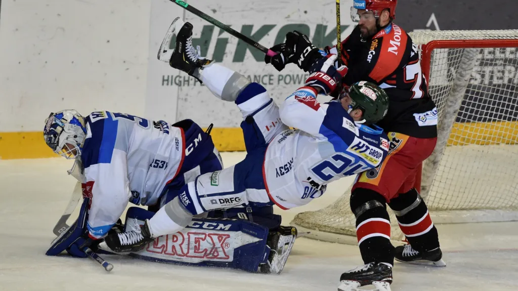 Hradecký Radek Smoleňák se snaží prodrat ke Karlu Vejmelkovi v bráně Komety Brno