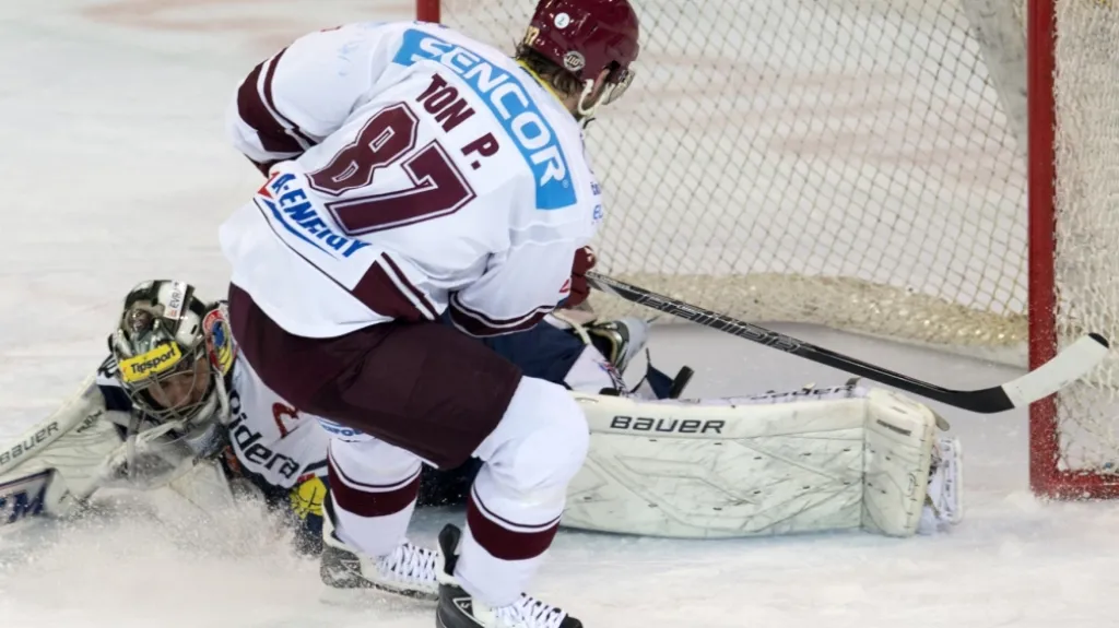 Petr Ton překonává Filipa Šindeláře