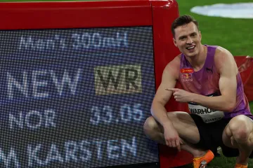 Karsten Warholm se raduje ze světového rekordu