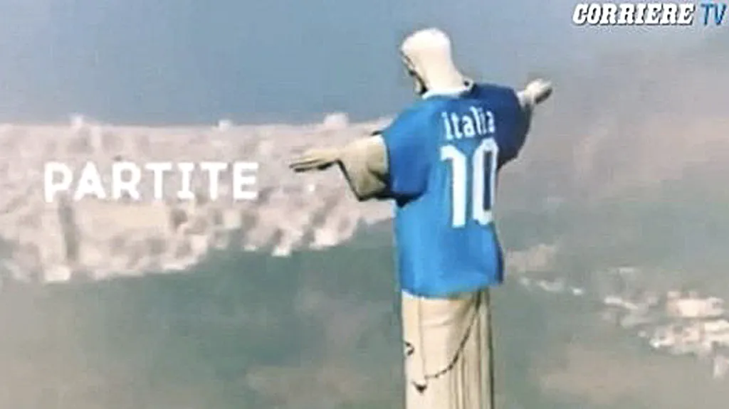 Socha Ježíše ve fotbalovém dresu