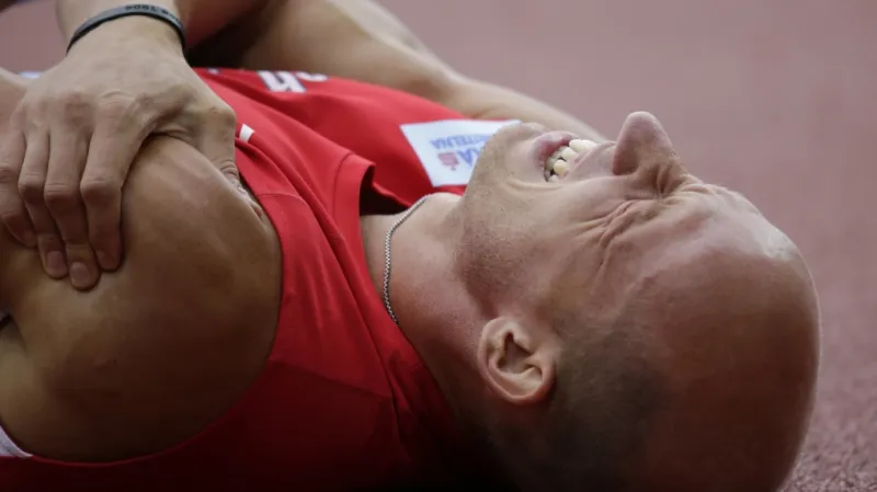Překážkář Petr Svoboda cítil po rozběhu silnou bolest v rameni