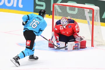 Brankář Pardubic Roman Will čelí šanci Luboše Horkého z Pelicans Lahti