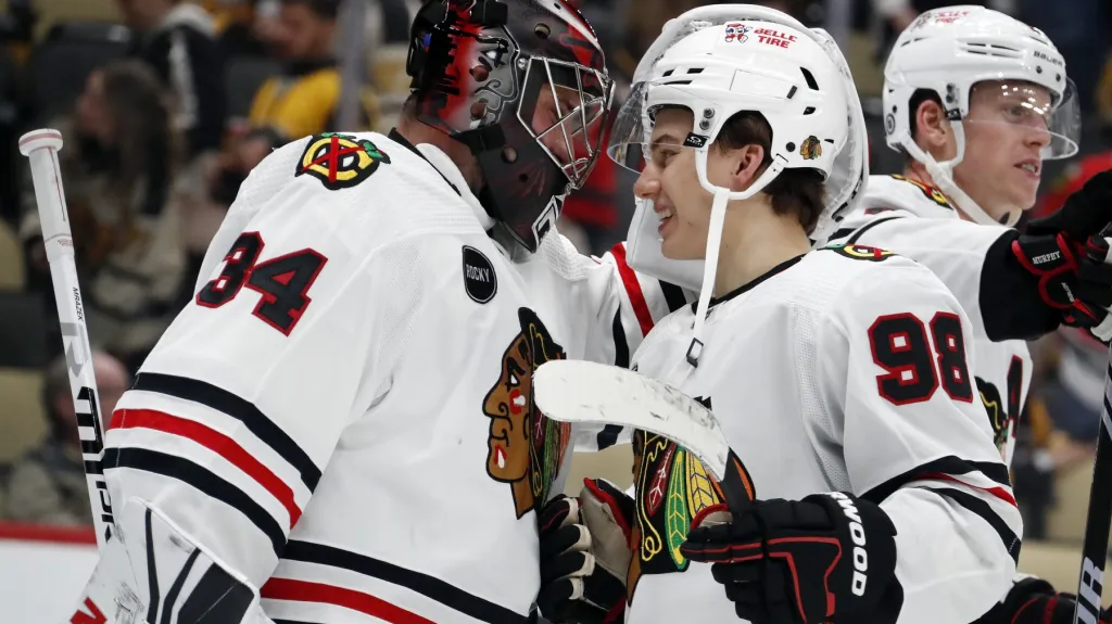 Petr Mrázek slaví se spoluhráči