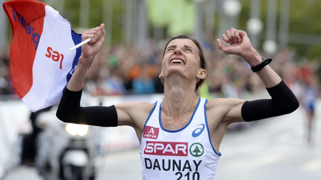 Slavící francouzská maratonkyně Christelle Daunayová