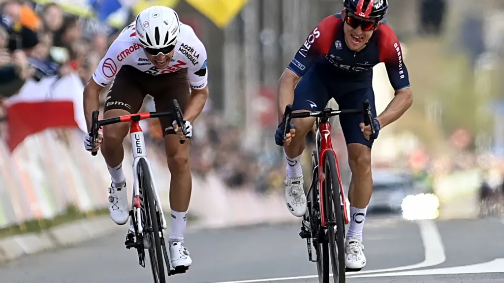 Benoit Cosnefroy a Michal Kwiatkowski ve finiši Amstel Gold Race
