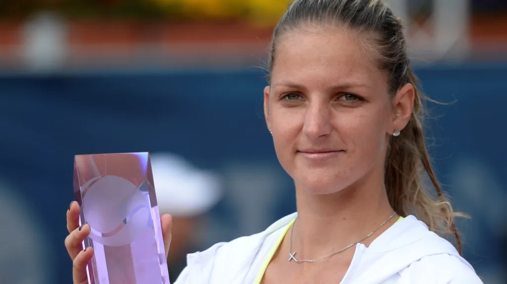 Karolína Plíšková s trofejí pro vítězku Prague Open