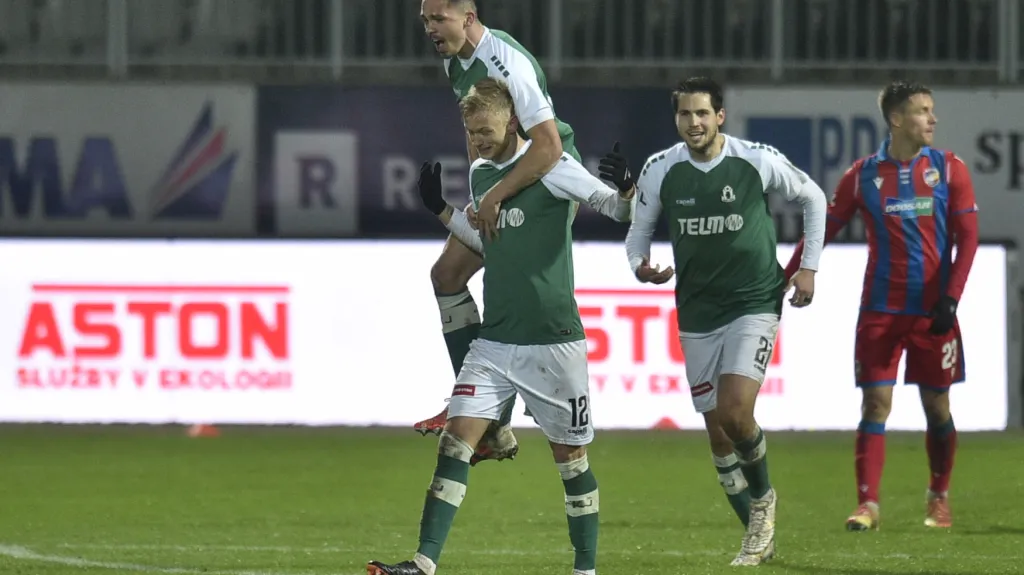 Fotbalisté Jablonce se radují z gólu v síti Plzně