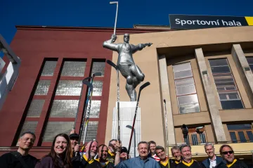 Na Výstaviště se po roce vrátila ikonická plastika Hokejista