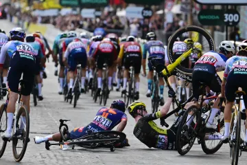 Pád Pavla Bittnera (vlevo) při závěrečné etapě Tour v Paříži