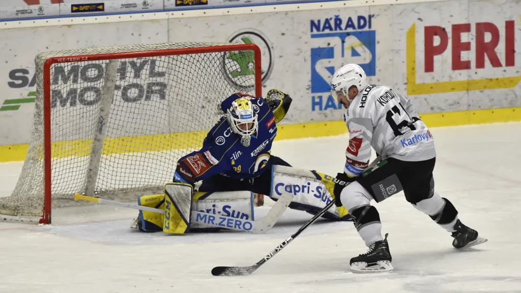 Karlovarský útočník Martin Kohout před zlínským brankářem Liborem Kašíkem