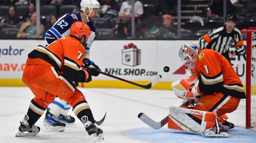 Gudas pomáhá Dostálovi zasáhnout