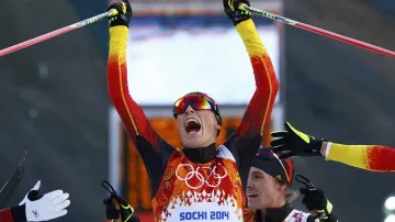 Německý sdruženář Eric Frenzel se raduje z vítězství v severské kombinaci