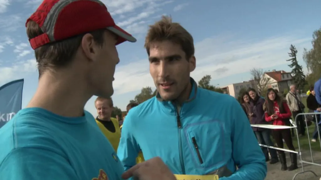 Dvojčata Svobodova před startem závodu Run Tour 