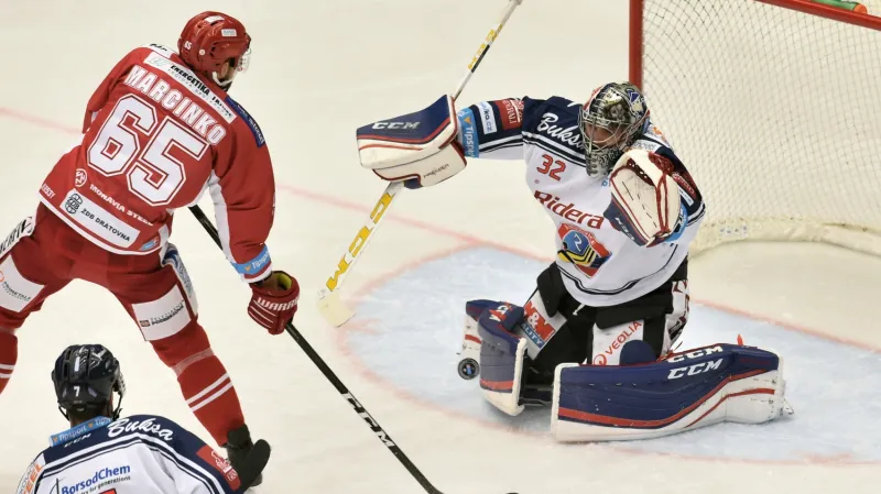 Tomáš Marcinko z Třince v souboji s brankářem Vítkovic Patrikem Bartošákem