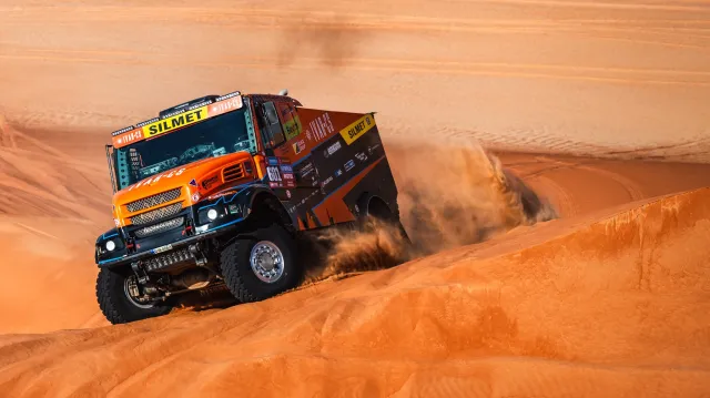 Macík navýšil svůj náskok mezi kamiony už téměř na dvě hodiny