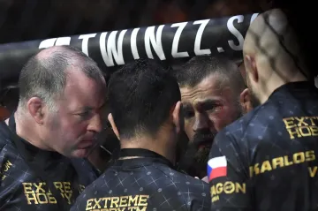 Karlos Vémola s týmem