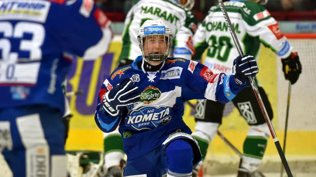 Martin Nečas z Komety Brno se raduje z gólu v síti Karlových Varů