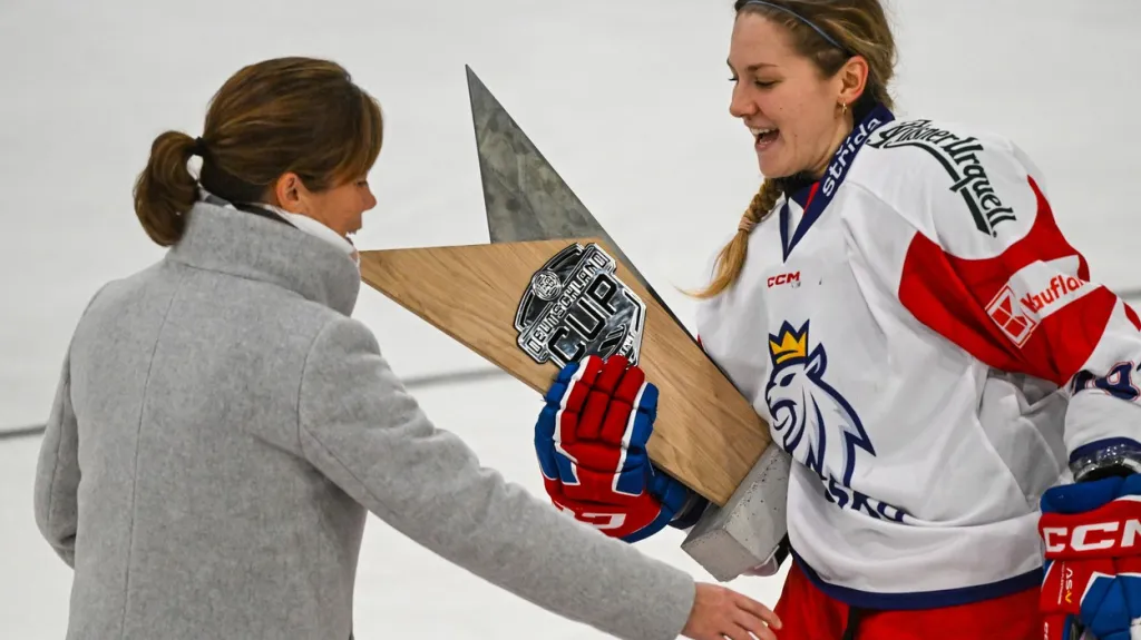 Noemi Neubauerová předává trofej trenérce Carle MacLeodové