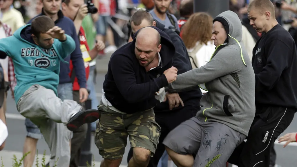 Střety polsko-ruských fanoušků ve Varšavě