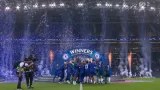 Dekorování vítěze: Hráči Chelsea slaví s pohárem