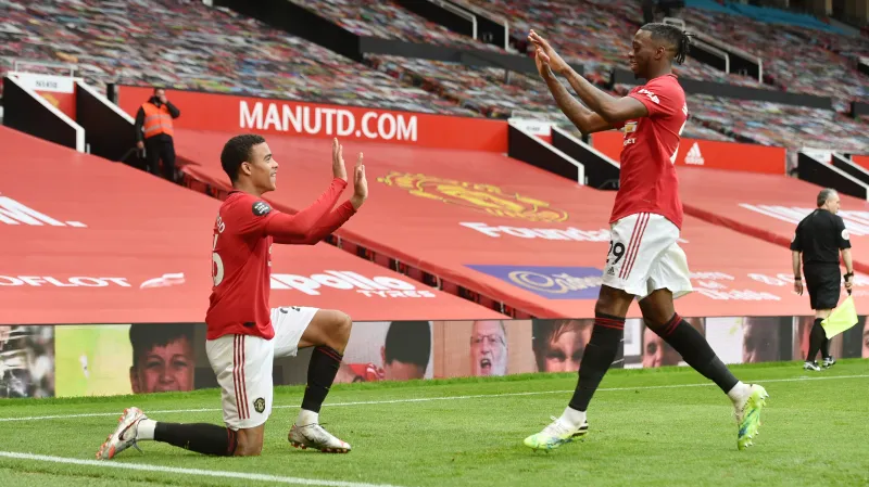 Mason Greenwood (vlevo) a Aaron Wan-Bissaka se radují z gólu