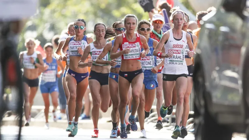 Eva Vrabcová Nývltová na čele skupiny při maratonu na ME