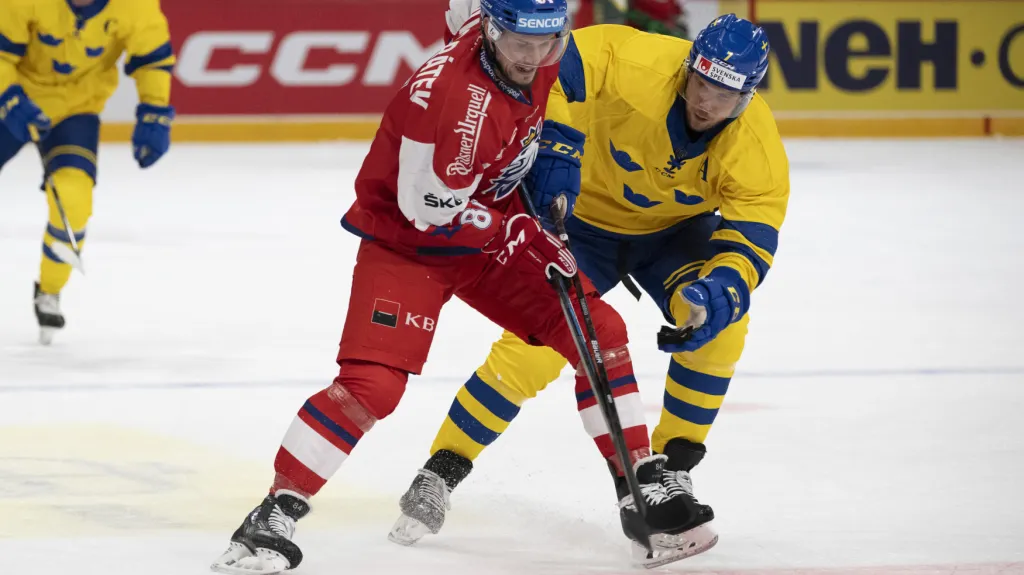 Tomáš Kundrátek si kryje puk proti Henriku Tömmernesovi