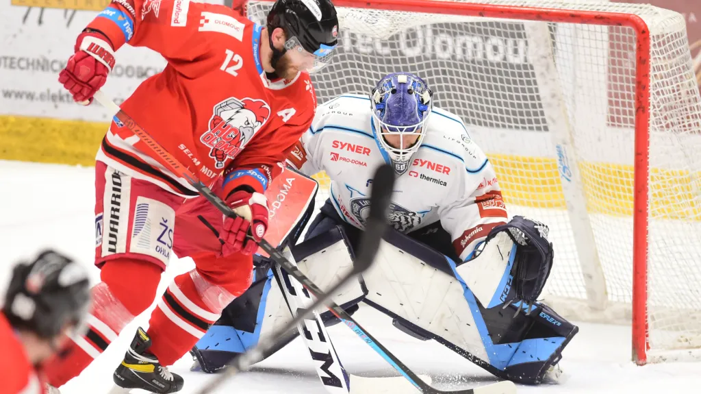 Olomoucký Jan Knotek před brankářem Petrem Kváčou z Liberce