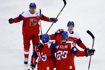 Čeští hokejisté se radují z gólu Jana Koláře