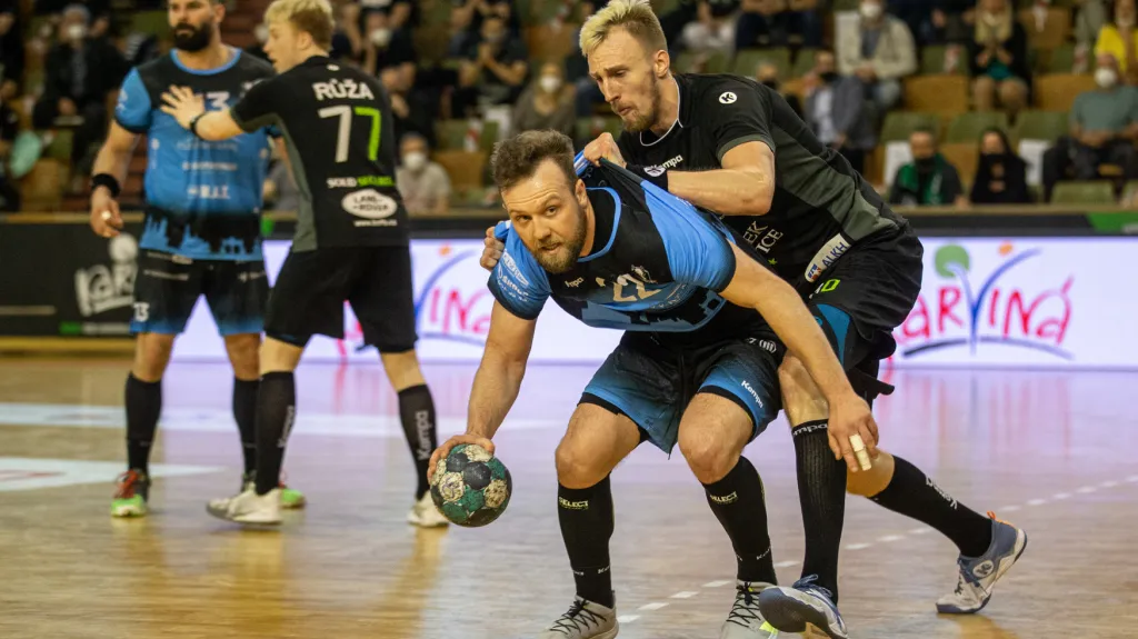 Plzeňský házenkář Tonar se snaží prorvat karvinskou obranu