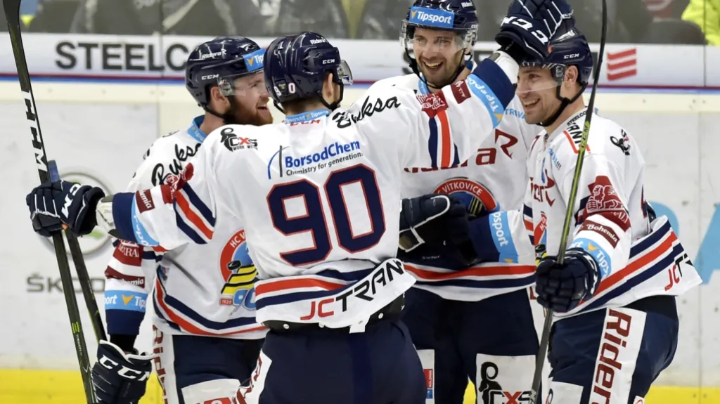 Vítkovičtí hokejisté se radují z gólu