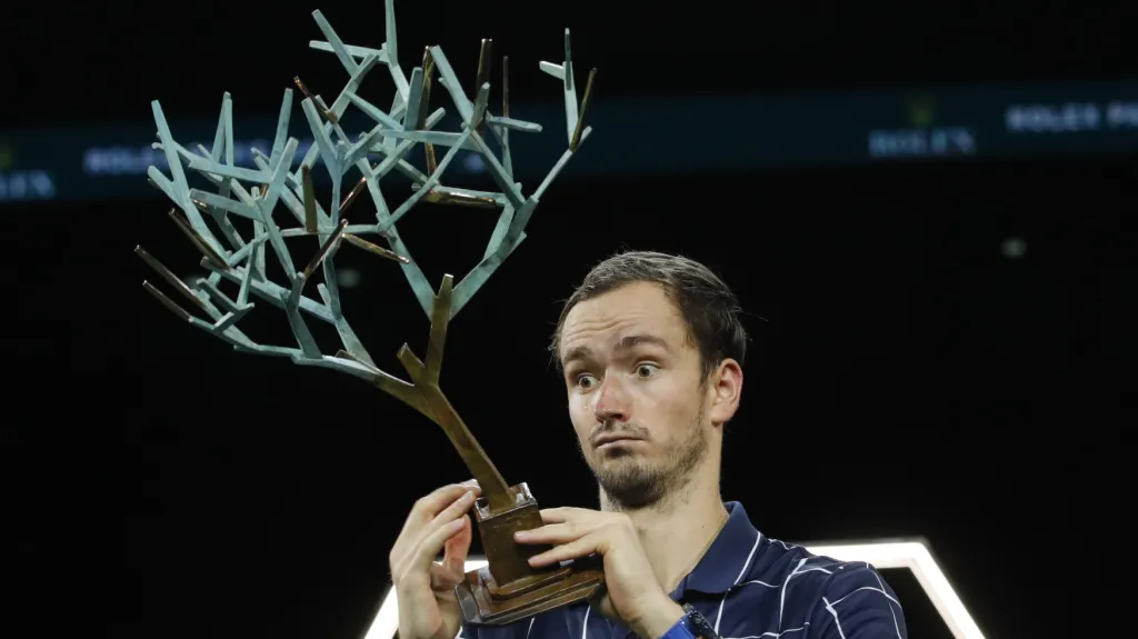 Ruský tenista Daniil Medveděv s trofejí po vítězství v Paříži