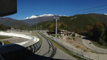 Pohled od sáňkařské a bobové dráhy