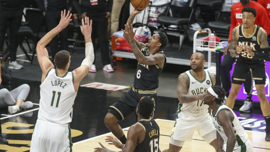 Lou Williams střílí na koš v utkání NBA s Milwaukee