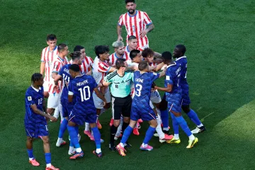 Roztržka hráčů v utkání mezi Francií a Paraguayí
