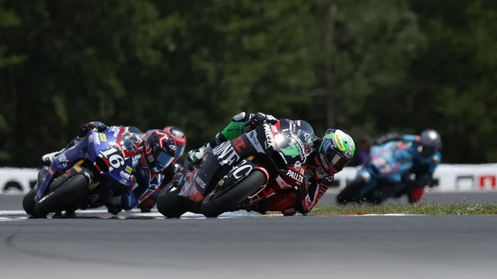 Joe Roberts v souboji s Barrym Baltusem na trati v Brně