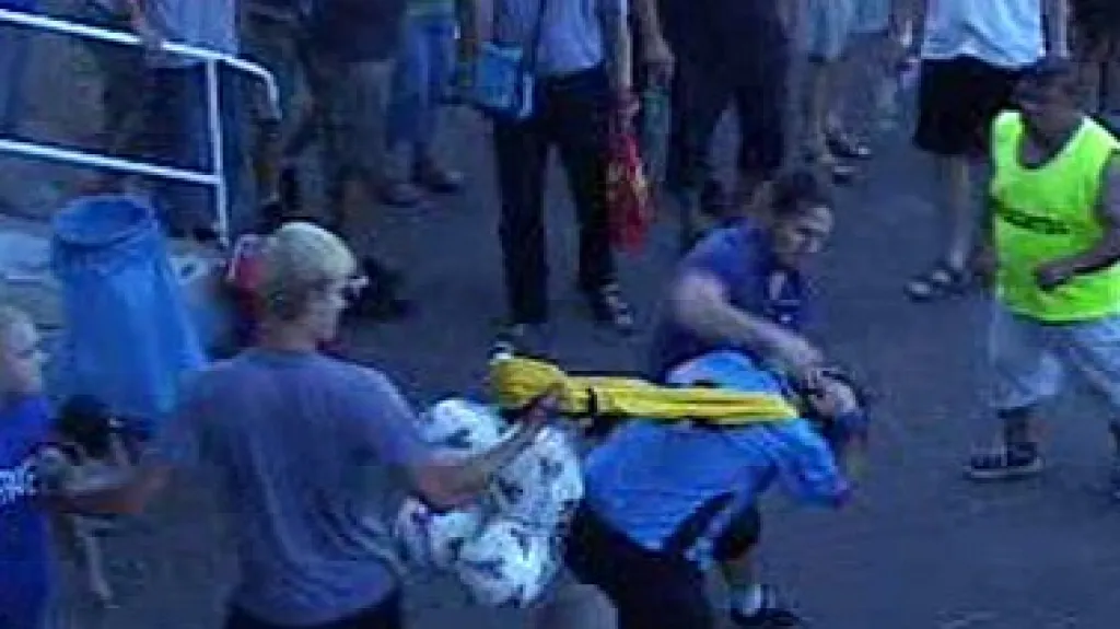 Napadení rozhodčího fotbalovým chuligánem