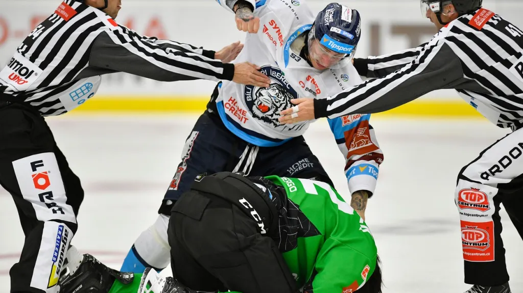 Útočník Liberce Jaroslav Vlach v pěstním souboji