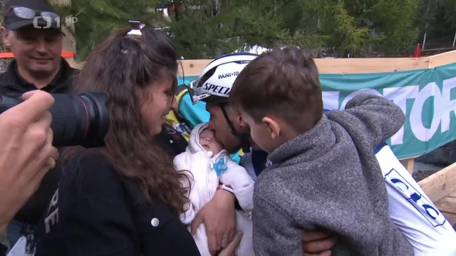 Koretzky strávil léto s novorozenou dcerou, vrátil se titulem v short tracku