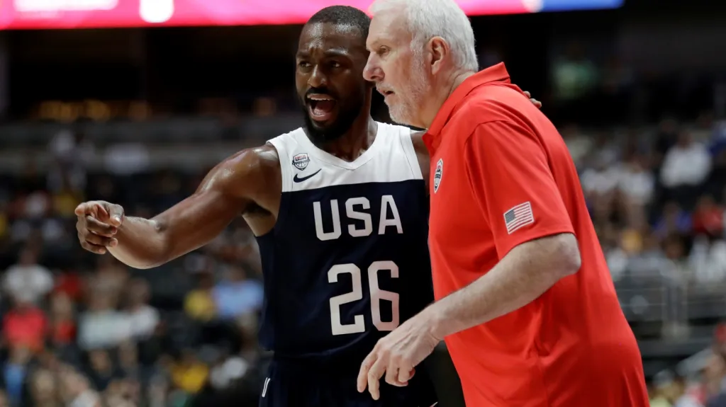 Kemba Walker v diskusi s koučem amerických basketbalistů Greggem Popovichem