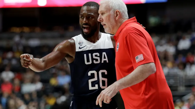 Kemba Walker v diskusi s koučem amerických basketbalistů Greggem Popovichem